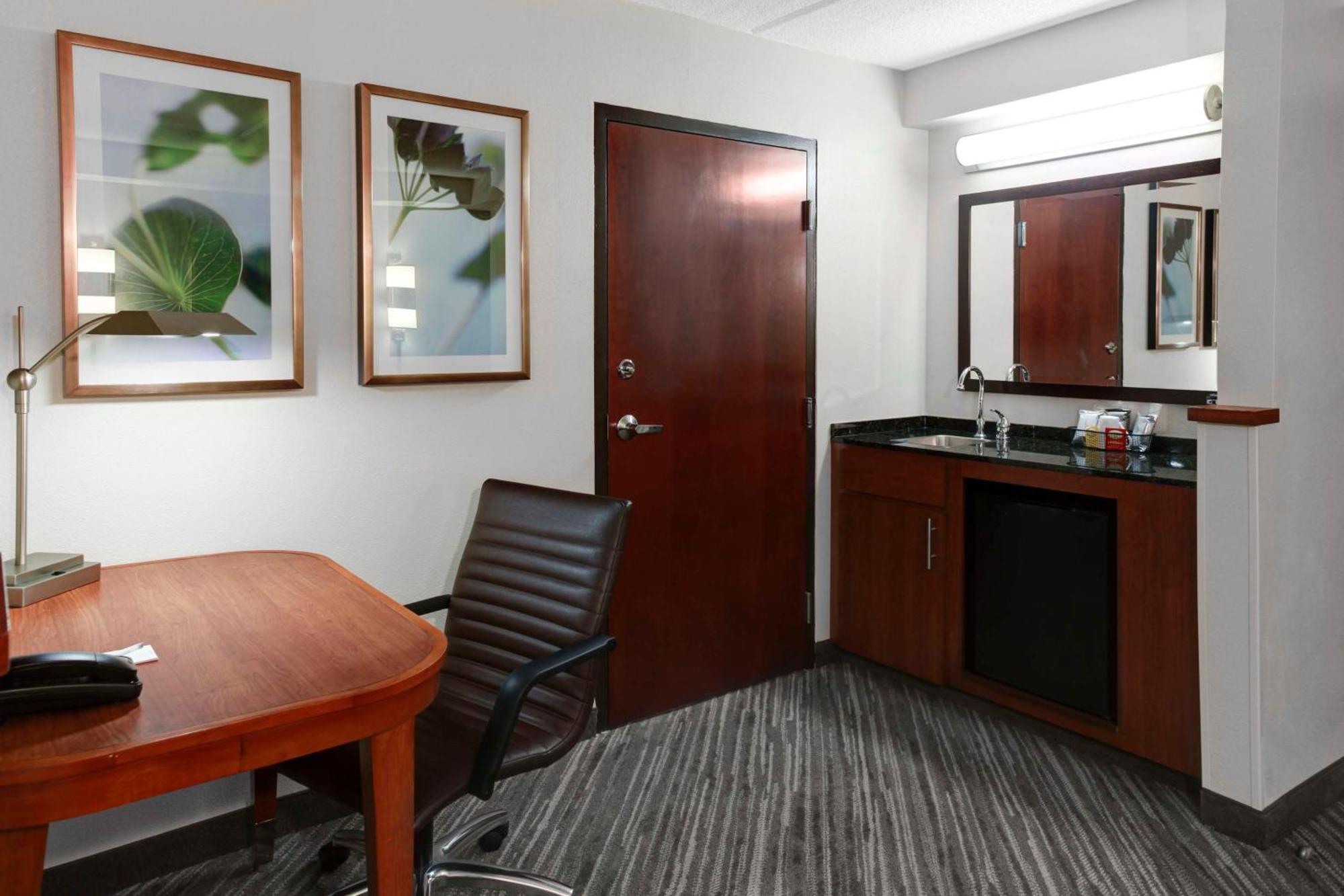 Hyatt Place Detroit/Ливония Экстерьер фото