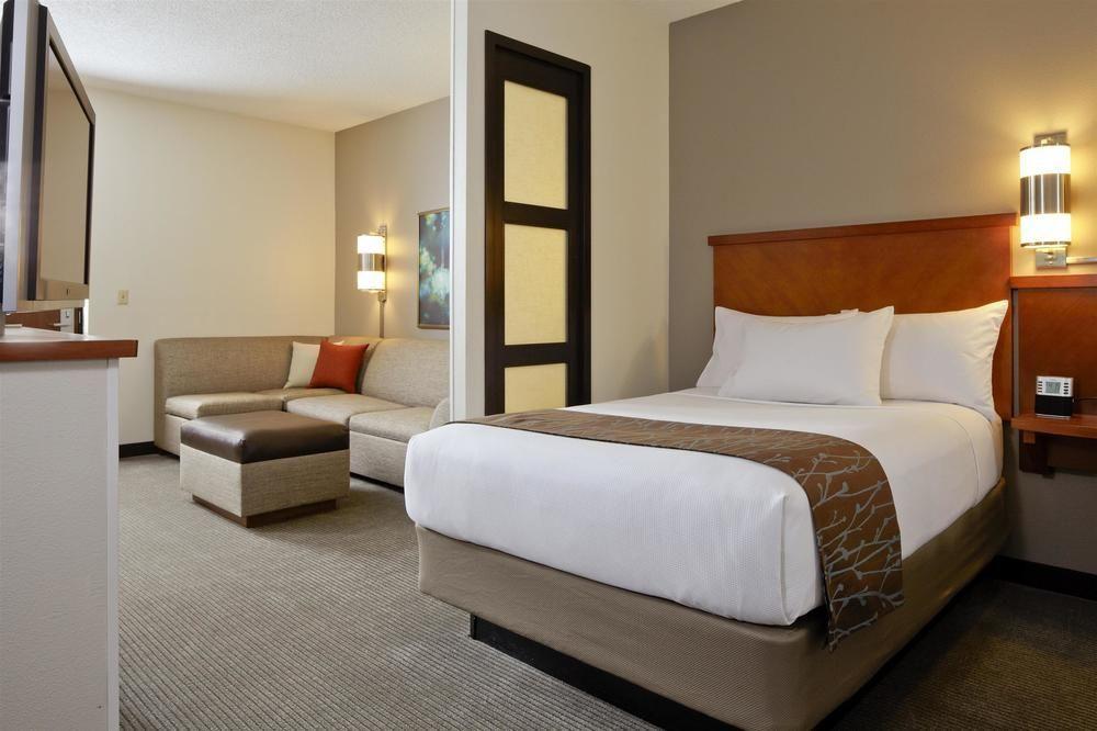 Hyatt Place Detroit/Ливония Экстерьер фото